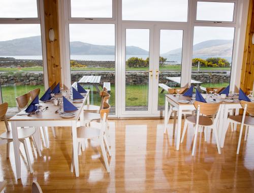 Restaurant with a view of the mountains and water